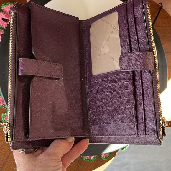 Michael Kors  NWOT  Spacious wristletwallet  burgundy/pink floral   gold tone HW - Picture 11 of 16